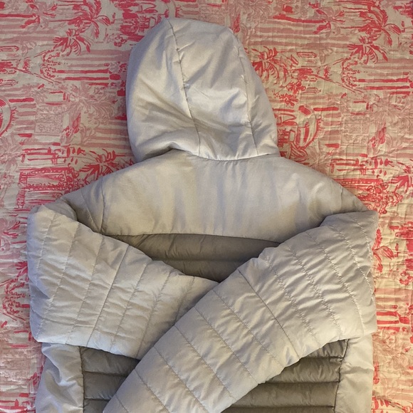 Lightweight puffy jacket with a hood. - Picture 4 of 4